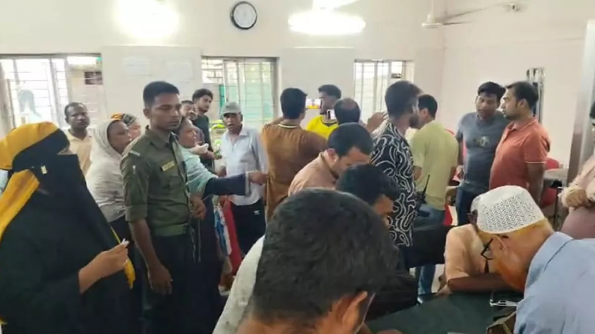 আহত পুলিশ সদস্যরা হাসপাতালে চিকিৎসাধীন। ছবি: প্রতিদিনের বাংলাদেশ