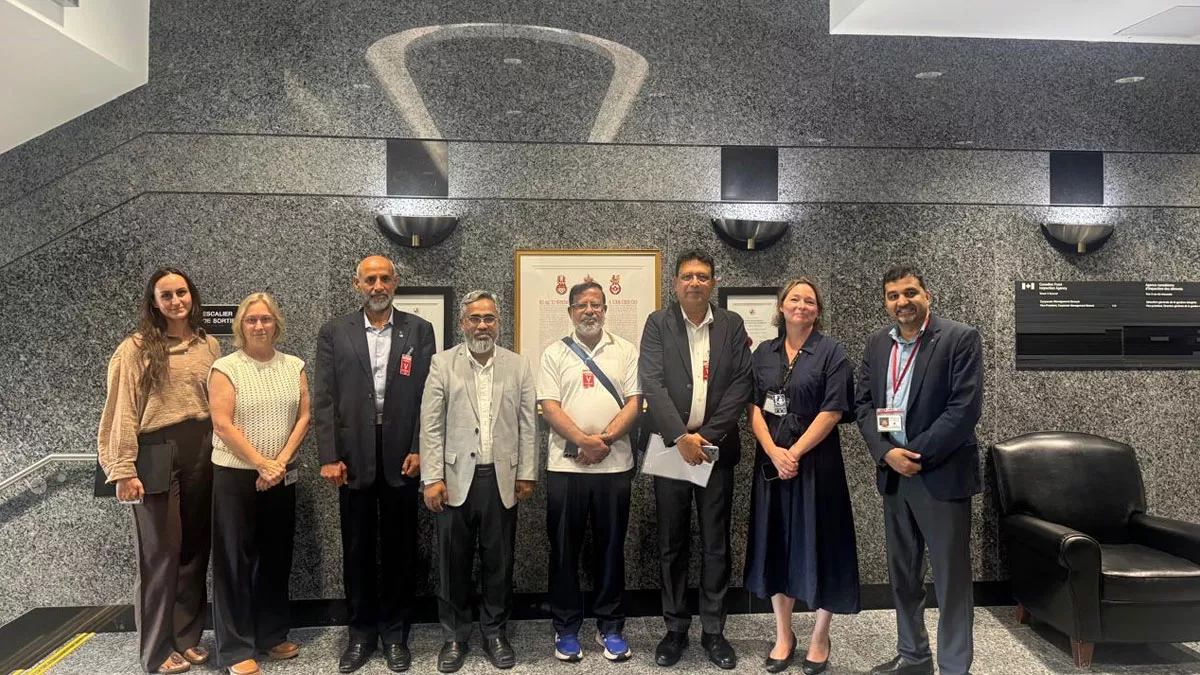 কানাডার রাজধানী অটোয়ায় সিএফআইএ কার্যালয়ে সংস্থাটির মহাপরিচালক ড. পার্থি মুথুকুমারাসামি ও ঊর্ধ্বতন কর্মকর্তাদের সঙ্গে দ্বিপক্ষীয় বৈঠকে অংশ নেয় মৎস্য ও প্রাণিসম্পদ মন্ত্রণালয়ের সচিব মো. দেলোয়ার হোসেনের নেতৃত্বাধীন একটি প্রতিনিধিদল। ছবি: প্রতিদিনের বাংলাদেশ