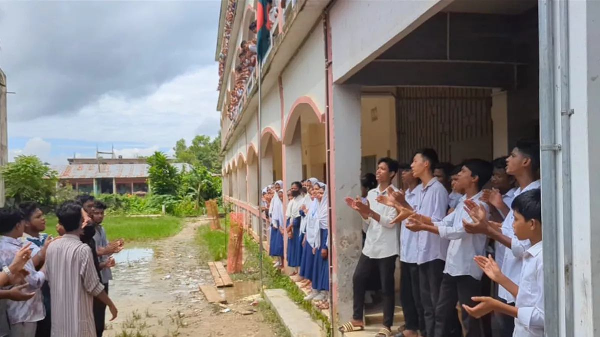 ফটিকছড়ি উত্তর উপজেলা সদর দপ্তর স্থাপনের দাবিতে কর্মসূচি পালন করেন শিক্ষার্থীরা। ছবি: প্রতিদিনের বাংলাদেশ  