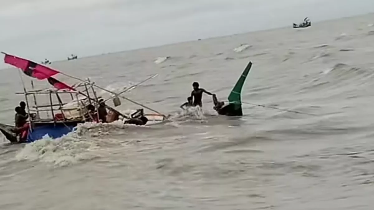 কুয়াকাটা সংলগ্ন বঙ্গোপসাগরে ঝড়ের কবলে পড়ে ১৪ জেলেসহ মঙ্গলবার বিকাল ৪টার দিকে মাছ ধরার একটি ট্রলার ডুবে যায়। ছবি: প্রতিদিনের বাংলাদেশ