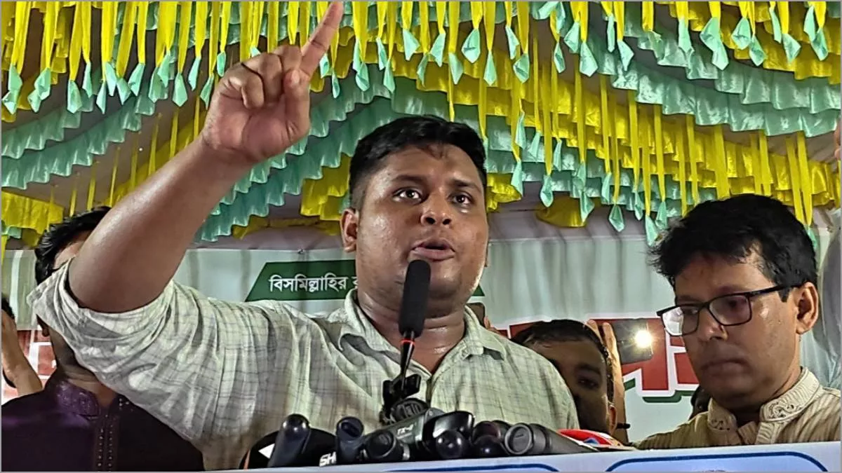 লক্ষ্মীপুরের রায়পুরে শুক্রবার রাত ১০টার দিকে এক পথসভায় প্রধান অতিথি হিসেবে বক্তব্য দেন হাসনাত আবদুল্লাহ। ছবি: প্রতিদিনের বাংলাদেশ