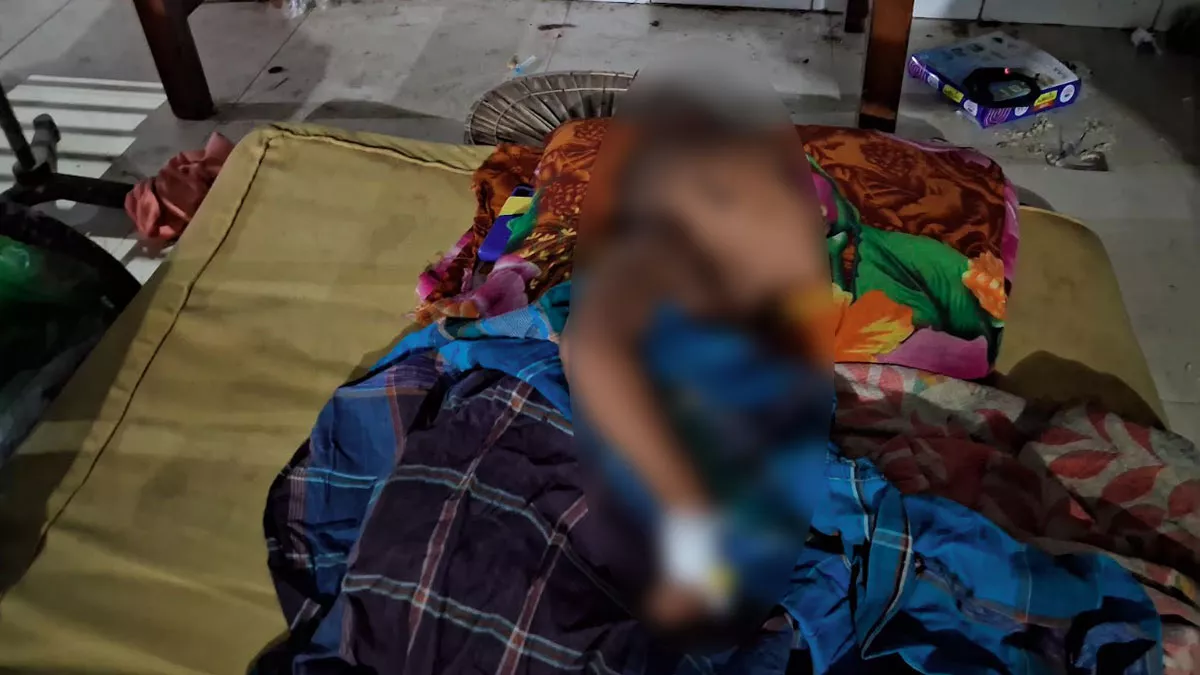 মেডিক্যালে ভর্তি রিজাউল মোল্লার দুই বছরের শিশু। ছবি: প্রতিদিনের বাংলাদেশ