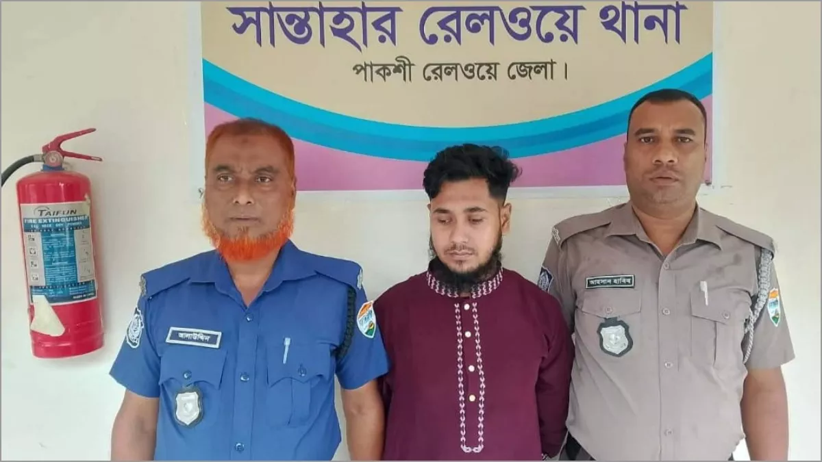 তথ্যপ্রযুক্তির সহায়তায় অভিযান চালিয়ে শুক্রবার রাতে নওগাঁ শহরের লর্ড লিটন সেতু এলাকা থেকে অভিযুক্ত আপন বাদশাকে গ্রেপ্তার করা হয়। ছবি: প্রতিদিনের বাংলাদেশ