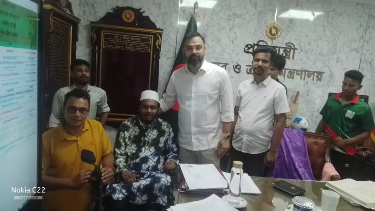 বিশেষ চাহিদাসম্পন্ন ও প্রতিবন্ধী ক্রীড়াবিদদের সঙ্গে যুব ও ক্রীড়া প্রতিমন্ত্রী আমিনুল হক। ছবি : সংগৃহীত
